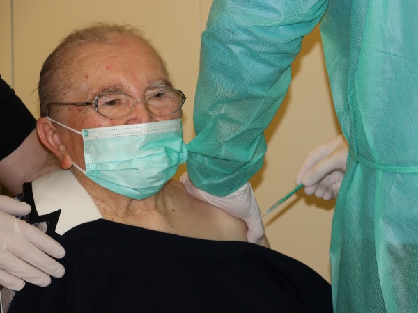 Die 90-j&auml;hrige Ruth-Marie Janowski wird geimpft